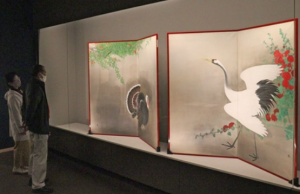 市内初公開の「鶴と七面鳥」などが並ぶ名品展＝２６日、上越市